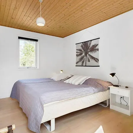 1502-aakirkeby-malurtvej-7 بيت للعطل