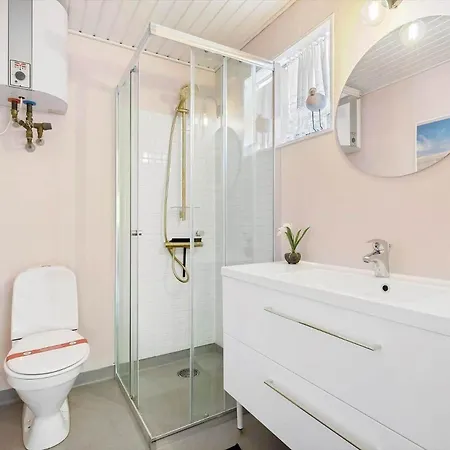 1502-aakirkeby-malurtvej-7 بيت للعطل