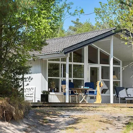 1502-aakirkeby-malurtvej-7 بيت للعطل